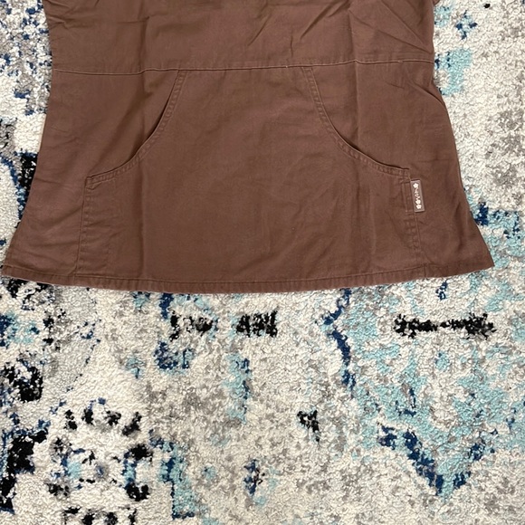 💰3 items for $25 🏷 Koi by Kathy Peterson Justine Brown Scrub Top sz Medium - Picture 3 of 10